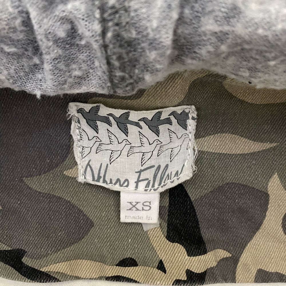 Women’s Camouflage pattern hooded vest. Attached grey hood. Size X-Small - Picture 2 of 7